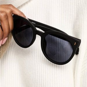 AIRE Lyra round sunglasses in black